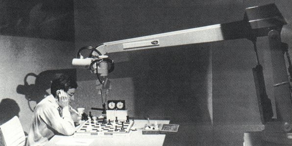 David Levy ante el brazo artificial de Chess 4.8, 4 veces más grande que el humano